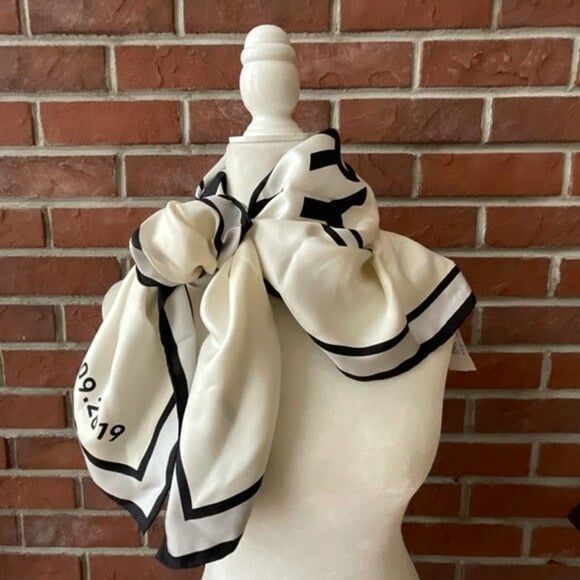 💯NWOT💯Burberry Silk Scarf Collectible Souvenir From 2019 London Runway Show 35 - Picture 6 of 8